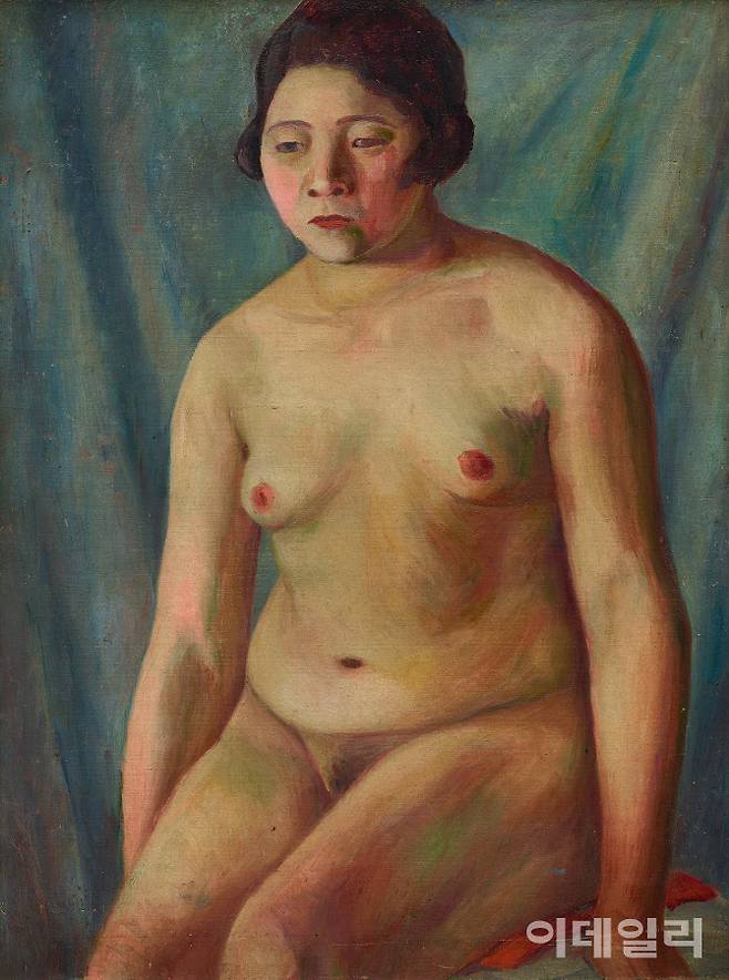 나상윤의 ‘누드’(1927). 일본 유학을 통해 서양화를 처음 접한 작가가 수업기 때 그린 작품이다. 미술에 대한 지식이나 교육 없이 훗날 남편이 된 도상봉을 무작정 따라간 일본이고 미술이었다. 작품은 해부학에 기초한 인체 표현이지만 서양미술사조를 그대로 수용하지 않은 재해석이 엿보인다. 어색한 묘사, 다듬어지지 않은 테크닉 등 채 여물지 않은 작품성과는 별도로 귀한 자료로서의 가치가 높다. 1920년대 한국 근대화가들이 유화를 습득하는 방식, 당시에는 거의 없던 누드화의 면모를 살필 수 있다. 지난 5월 1일 국립현대미술관 과천에서 개막한 ‘MMCA 과천 상설전: 한국근현대미술Ⅰ’에 걸렸다. 캔버스에 유화 물감, 62.5×45.4㎝. 국립현대미술관 소장.