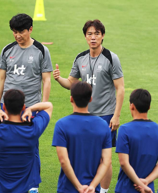 2025년 동아시아축구연맹(EAFF) E-1 챔피언십(동아시안컵)을 앞둔 축구 국가대표팀 홍명보 감독이 4일 경기도 성남시 중원구 성남종합운동장에서 훈련 시작에 앞서 선수들에게 이야기하고 있다. 사진=연합뉴스
