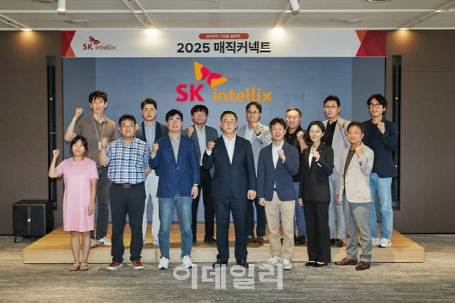 김완성(왼쪽에서 네번째) SK인텔릭스 대표와 주요 경영진이 10일 사명 변경에 대한 구성원 설명회를 갖고 기념 촬영을 하고 있다. (사진= SK인텔릭스)