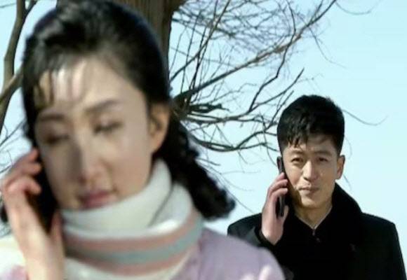 북한 드라마 ‘백학벌의 새봄’ 속 연인인 경미와 영덕이 대화하고 있다. (사진=조선중앙TV)