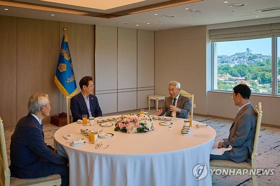 이재명 대통령이 11일 서울 용산 대통령실 청사에서 정규재 전 한국경제신문 주필, 조갑제 '조갑제닷컴' 대표와 오찬 자리를 갖고 있다. 〈사진=대통령실·연합뉴스〉