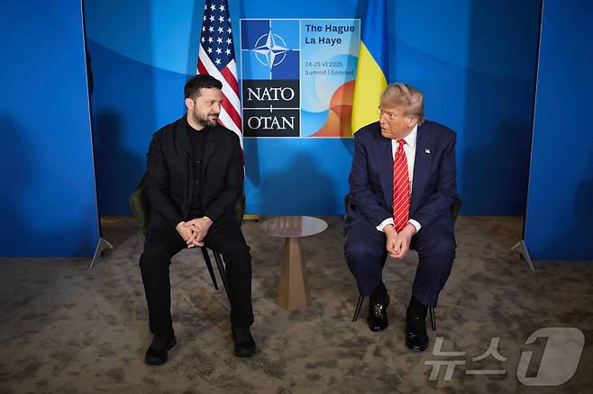 네덜란드 헤이그에서 열린 북대서양조약기구(NATO·나토) 정상회의를 계기로 만난 볼로디미르 젤렌스키 우크라이나 대통령과 도널드 트럼프 미국 대통령. 25.06.25 ⓒ 로이터=뉴스1 ⓒ News1 김예슬 기자