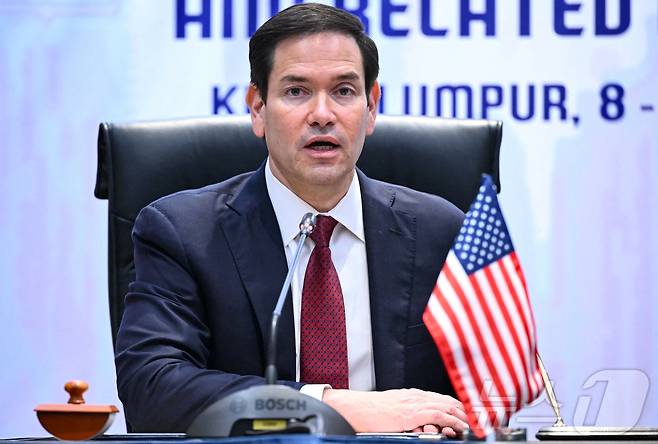 마코 루비오 미국 국무장관이 10일(현지시간) 말레이시아 쿠알라룸푸르 컨벤션 센터에서 열린 58차 아세안 외교장관 회의 및 관련 회의에서 모하메드 하산 말레이시아 외무장관과 양해각서(MOU)에 서명하고 있다. 2025.07.10 ⓒ 로이터=뉴스1 ⓒ News1 최종일 선임기자