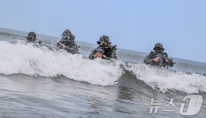 육군 특수전사령부 예하 귀성부대는 지난 7일부터 충남 태안 안면도 일대에서 폭염을 극복하며 해상침투훈련을 실시했다고 11일 밝혔다. 귀성부대 특전대원들이 해상은밀침투 절차를 훈련하고 있다. (육군 제공. 재판매 및 DB 금지) 2025.7.11/뉴스1