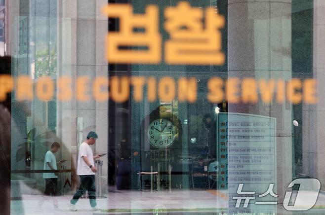 윤석열 전 대통령이 124일 만에 재구속된 10일 서울 서초구 서울고등검찰청에 마련된 조은석 특별검사(내란특검 특검) 사무실 앞에 적막감이 감돌고 있다. 지난 3월 법원의 구속취소 결정으로 풀려난 후 재구속된 윤 전 대통령은 이날 오전 예정된 내란 우두머리 혐의 사건 형사재판에 불출석했다. ⓒ News1 오대일 기자