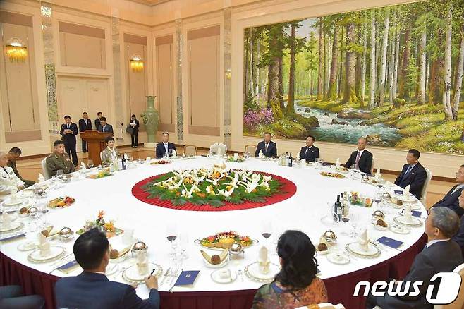 (평양 노동신문=뉴스1) 북한 국무위원회는 오는 11일 북중 우호협력 조약 체결 60주년을 맞아 9일 평양에서 북한 주재 중국대사를 초대해 연회를 열였다고 노동당 기관지 노동신문이 보도했다. 이번 연회는 최룡해 국무위원회 제1부위원장이 주재했으며 최 제1부위원장은 시진핑 중국 국가주석에게 보내는 '인사'를 리진쥔 북한 주재 중국대사에게 전달했다. [국내에서만 사용가능. 재배포 금지. DB 금지. For Use Only in the Republic of Korea. Redistribution Prohibited] rodongphoto@news1.kr