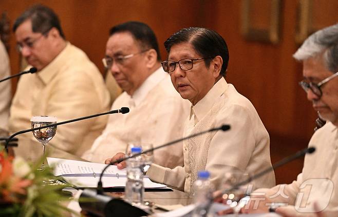 6월 4일(현지시간) 페르디난드 마르코스 주니어 필리핀 대통령이 필리핀 마닐라 말라카냥궁에서 열린 로렌스 웡 싱가포르 총리와의 양자회담 중 발언하고 있다. 2025.06.04. ⓒ 로이터=뉴스1 ⓒ News1 윤다정 기자