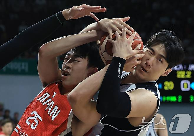 11일 오후 경기도 안양 정관장 체육관에서 열린 하나은행 초청 2025 남자농구 국가대표 평가전 대한민국과 일본의 경기에서 문정현이 일본 카와시마 유토와 치열한 볼다툼을 벌이고 있다. 2025.7.11/뉴스1 ⓒ News1 박정호 기자