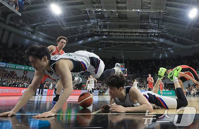 11일 오후 경기도 안양 정관장 체육관에서 열린 하나은행 초청 2025 남자농구 국가대표 평가전 대한민국과 일본의 경기에서 먼저 넘어진 이현중이 공을 향해 팔을 뻗자 뒤따라 달려오던 유기상이 밟지 않기 위해 속도를 줄이다 넘어지고 있다. 2025.7.11/뉴스1 ⓒ News1 박정호 기자