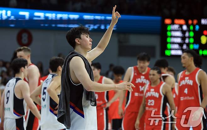 11일 오후 경기도 안양 정관장 체육관에서 열린 하나은행 초청 2025 남자농구 국가대표 평가전 대한민국과 일본의 경기에서 91대 77로 승리한 대한민국 대표팀 이현중이 팬들을 향해 손을 들어 보이고 있다. 2025.7.11/뉴스1 ⓒ News1 박정호 기자