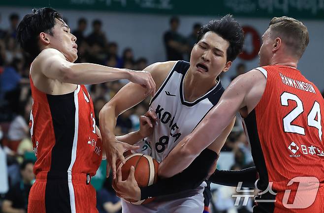 11일 오후 경기도 안양 정관장 체육관에서 열린 하나은행 초청 2025 남자농구 국가대표 평가전 대한민국과 일본의 경기에서 안영준이 일본 조시 호킨슨, 카네치카 렌의 더블팁에 돌파를 막히고 있다. 2025.7.11/뉴스1 ⓒ News1 박정호 기자