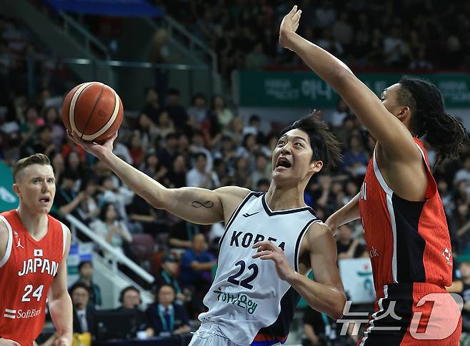 11일 오후 경기도 안양 정관장 체육관에서 열린 하나은행 초청 2025 남자농구 국가대표 평가전 대한민국과 일본의 경기에서 여준석이 일본 제이콥스 아키라의 수비를 피해 골을 넣고 있다. 2025.7.11/뉴스1 ⓒ News1 박정호 기자