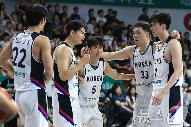 11일 오후 경기도 안양 정관장 체육관에서 열린 하나은행 초청 2025 남자농구 국가대표 평가전 대한민국과 일본의 경기에서 대표팀 선수들이 어깨를 걸고 있다. 2025.7.11/뉴스1 ⓒ News1 박정호 기자