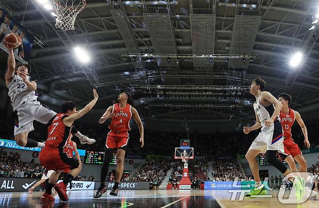 11일 오후 경기도 안양 정관장 체육관에서 열린 하나은행 초청 2025 남자농구 국가대표 평가전 대한민국과 일본의 경기에서 여준석이 레이업슛을 시도하고 있다. 2025.7.11/뉴스1 ⓒ News1 박정호 기자