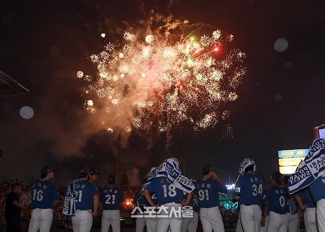 6일 인천 SSG랜더스필드에서 열린 2024 KBO리그 올스타전에서 참가 선수들이 경기 후 외야 위를 수놓는 불꽃을 구경하고 있다. 문학 | 박진업 기자 upandup@sportsseoul.com