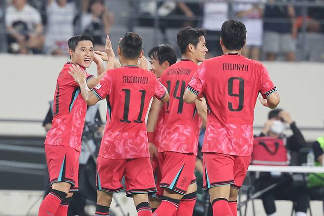 이동경(왼쪽에서 첫 번쨰)이 중국전에서 선제골을 넣고 동료들과 기쁨을 나누고 있다. 사진 | 용인=연합뉴스