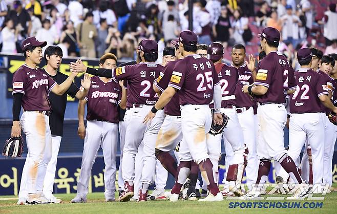 10일 서울 잠실구장에서 열린 키움-LG전. 키움이 4대3으로 승리했다. 키움 선수들이 하이파이브하고 있다. 잠실=정재근 기자 cjg@sportschosun.com/2025.7.10/