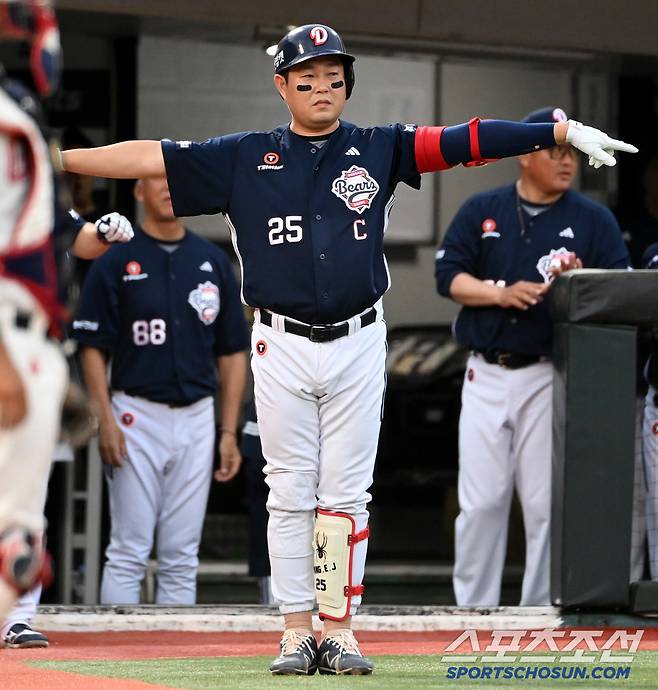 10일 부산 사직야구장에서 열린 두산과 롯데의 경기, 3회초 무사 2,3루 두산 케이브의 1타점 희생플라이때 후속타자 양의지가 득점한 정수빈과 타점을 올린 케이브를 동시에 맞이하고 있다. 부산=허상욱 기자