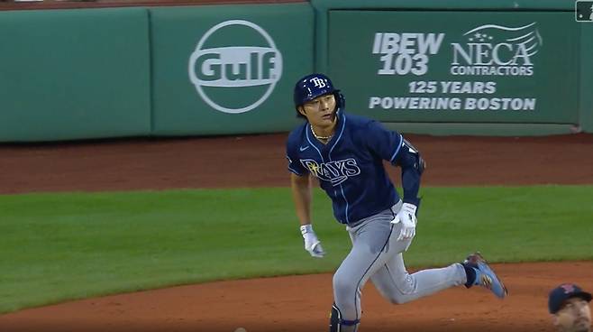 탬파베이 레이스 김하성이 11일(한국시각) 보스턴 레드삭스전에서 4회초 좌월 투런홈런을 터뜨린 뒤 타구를 바라보며 1루로 향하고 있다. 사진=MLB.TV 캡처