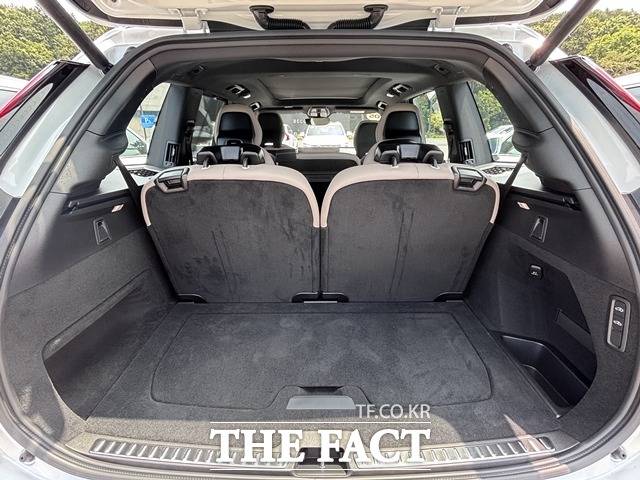 적재 공간은 3열 시트를 접으면 약 980ℓ, 2열과 3열을 모두 접었을 때는 최대 1950ℓ까지 확장돼 부피가 큰 짐도 여유롭게 실을 수 있다. 전동식 트렁크와 반자동 로드 커버, 12V 아웃렛 등도 기본으로 적용돼 패밀리 SUV로서의 활용도를 높여준다. /황지향 기자
