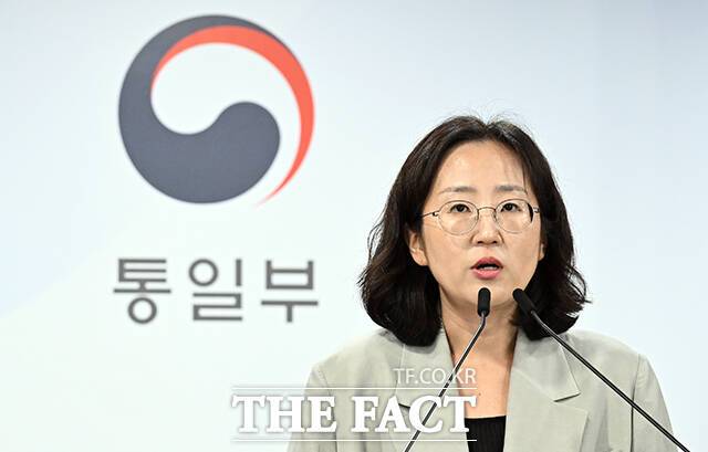장윤정 통일부 부대변인은 11일 북한이 금강산 관광지구 내 이산가족면회소 등 남측 자산을 지속 철거하고 있는 데 대해 "남북 간 대화를 통해 해결해야 한다는 입장"이라고 밝혔다. /임영무 기자
