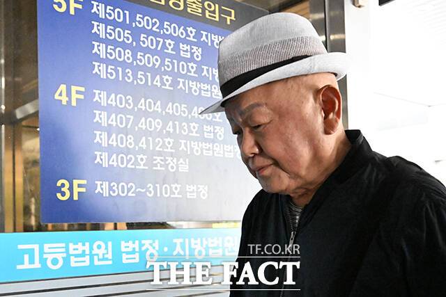 윤석열 전 대통령의 부인 김건희 여사에 대한 '쥴리 의혹'을 제기해 온 안해욱 전 한국초등학교태권도연맹 회장이 11일 오후 서울 서초구 서울중앙지방법원에서 열린 공판에 출석하고 있다. /서예원 기자
