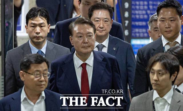 윤석열 전 대통령이 9일 서울 서초구 서울중앙지방법원에서 열린 2차 구속 전 피의자 심문(영장실질심사)을 마친 뒤 서울구치소로 향하고 있다. 2025.07.09 사진공동취재단