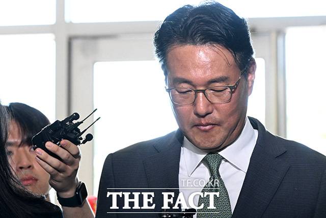 직권남용 권리행사 방해 혐의를 받는 김태효 국가안보실 1차장이 11일 오후 서울 서초구 순직해병특검 사무실로 조사를 받기 위해 이동하고 있다. /남용희 기자