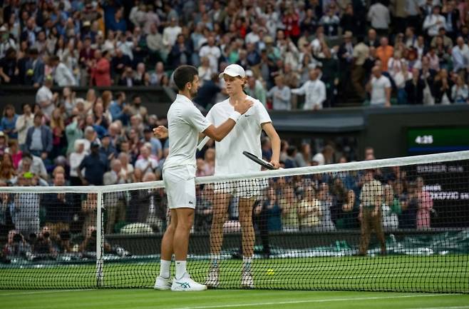 2025 윔블던 4강전에서 숙명의 대결을 벌이게 된 노박 조코비치(왼쪽)와 야니크 시너. 사진은 2023 윔블던 4강전 모습. 사진/윔블던