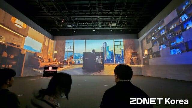 대형 스크린을 통해 과거와 미래의 연결을 K-팝 스타일 음악으로 표현했다. (사진=한정호 기자)