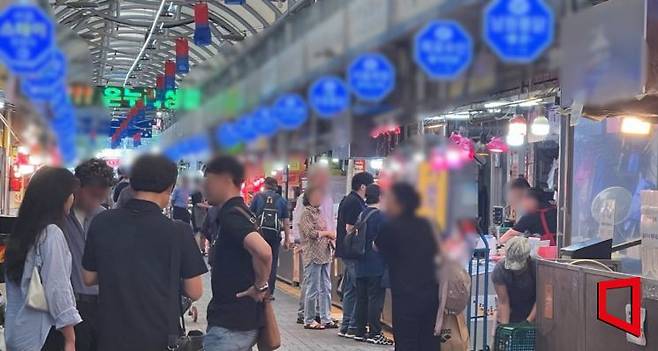 저녁시간 경동시장 통닭거리에서 연예인 유튜브에 나온 통닭집에 줄 서 있는 젊은 사람들. 이은서 기자.