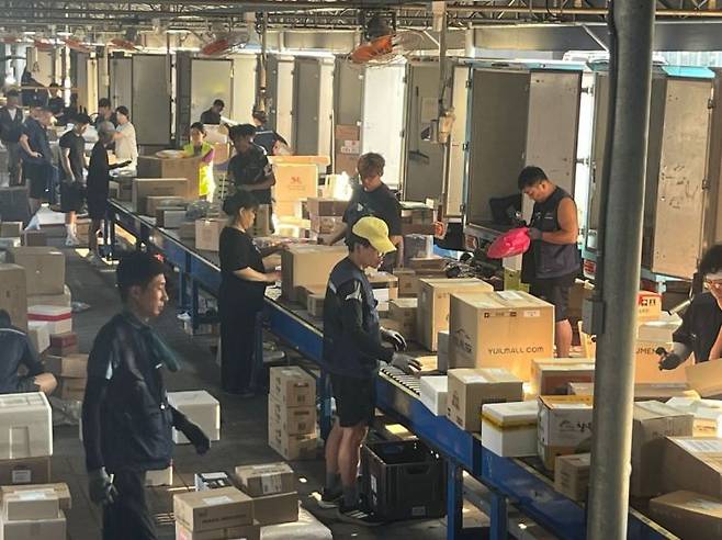 11일 오전 광주의 한 물류센터. 택배 기사들이 쉴 새 없이 상하차 작업을 하고 있다. 송보현 기자