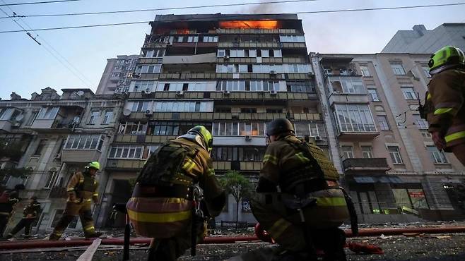 지난 10일(현지시각), 키이우 드론 공격 현장에 출동한 소방대원들