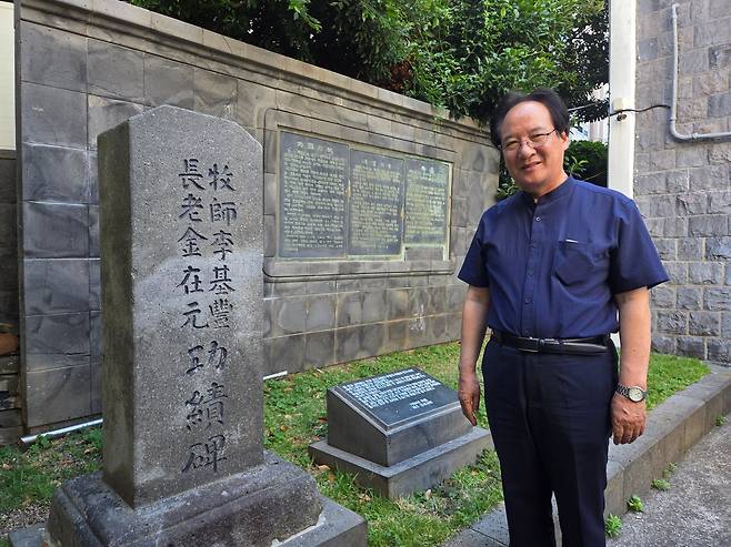 제주 성내교회 마당에 세워진 이기풍 목사와 김재원 장로 공적비 앞에서 이 교회 강연홍 담임목사가 설명하고 있다. /김한수 기자