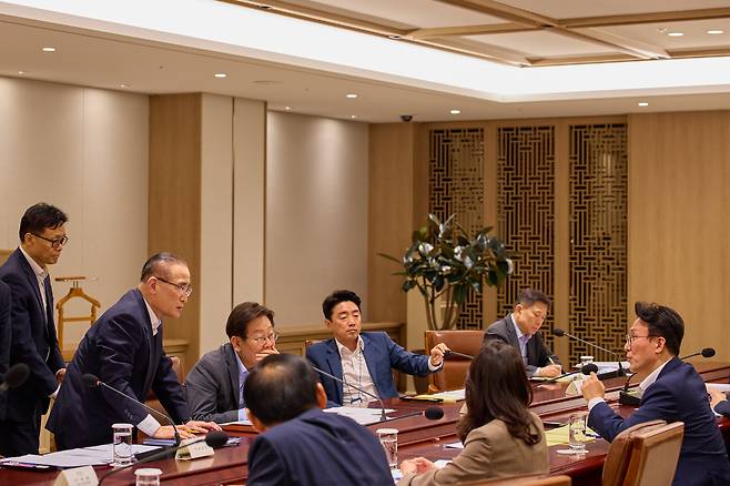 이재명 대통령이 지난 10일 서울 용산 대통령실에서 열린 국가안전보장회의(NSC) 전체회의에서 김민석 국무총리(오른쪽), 강훈식 대통령비서실장, 위성락 국가안보실장과 대화하고 있다./대통령실