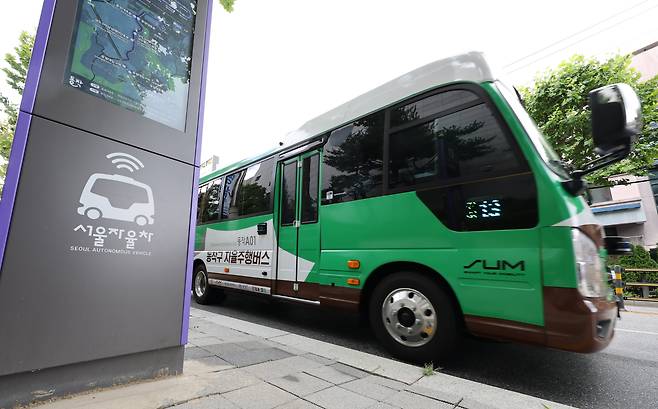 1일 서울 동작구 숭실대학교 인근 도로에서 자율주행 버스가 시범운행하고 있다. /장경식 기자