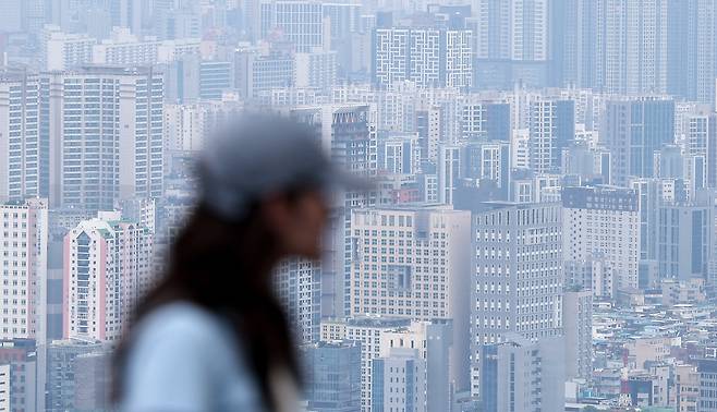 지난 6일 서울 남산에서 바라본 아파트 단지. /뉴스1