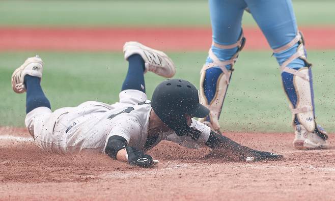 2025년 6월 29일 서울 목동야구장에서 열린 제 80회 청룡기 전국고교야구선수권대회 부산고와 강릉고전. 새로 정비한 잔디와 흙 덕분에 선수들이 더욱 안전하고 적극적으로 경기에 임할 수 있게 됐다.  /김지호 기자