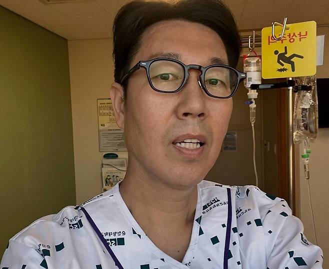 방송인 김영철이 마비성 장폐색 진단 소식을 알리며 올린 사진. /인스타그램