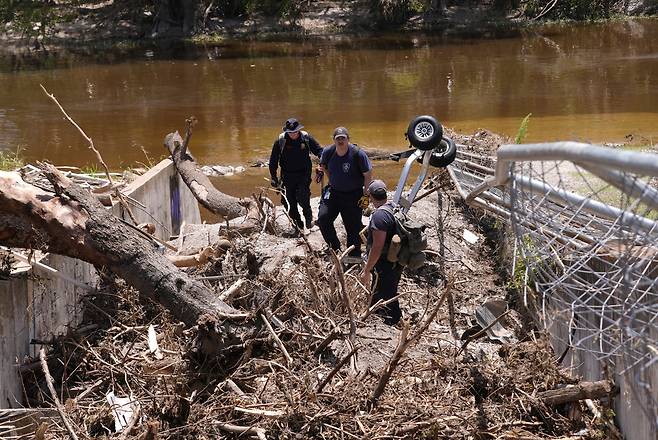 2025년 7월 10일 목요일, 텍사스주 커빌의 강에서 폭우로 인한 홍수가 발생한 후 커빌 소방서 직원들이 강변을 따라 수색 작업을 하고 있다. /연합뉴스
