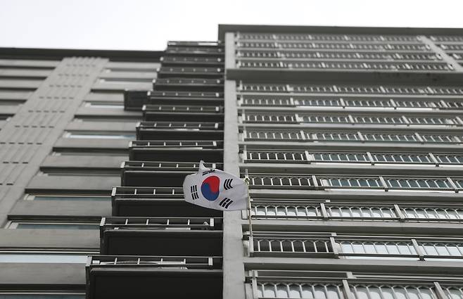 경기 수원시의 한 아파트단지에 태극기가 게양되어 있다. /뉴스1