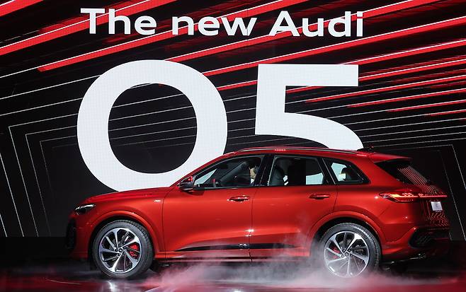 1일 서울 영등포구 여의도 콘래드 서울 호텔 그랜드볼룸에서 열린 아우디 신차 공개 행사에서 신형 스포츠유틸리티차(SUV) '더 뉴 아우디 Q5'가 공개되고 있다. Q5는 디젤 단일 모델로만 출시됐다. /뉴스1