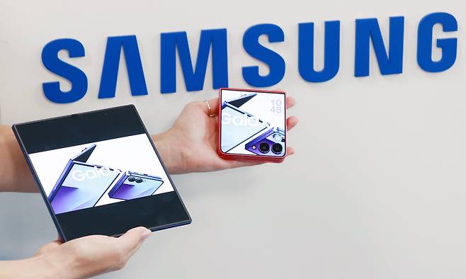 삼성전자 관계자가 신형 폴더블 스마트폰 갤럭시Z 폴드7와 갤럭시Z 플립7을 소개하고 있다./연합뉴스