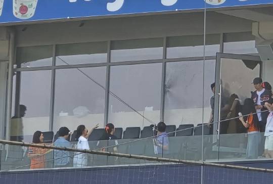 지난 9일 대전한화생명볼파크에서 열린 기아타이거즈와의 주중 2차전 경기 중 8회말 노시환이 친 파울볼에 스카이박스 유리창 일부가 파손된 모습. 온라인 커뮤니티 갈무리