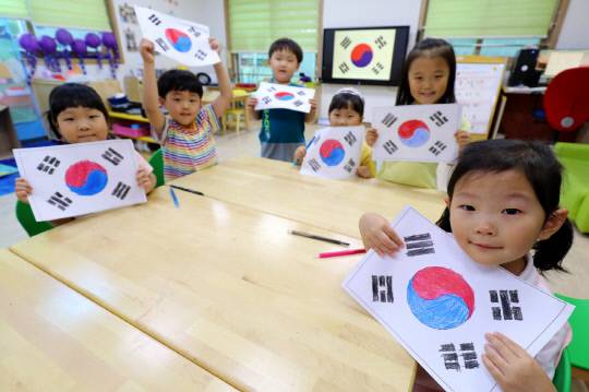 지난해 7월 17일 대전 유성구청 어린이집 원생들이 제76주년 제헌절을 맞아 직접 만든 태극기를 들어 보이고 있는 모습. 대전일보DB
