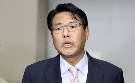 2023년 미국에서 돌아오며 인천국제공항 제2터미널에서 취재진과 인터뷰 중인 김태효 전 국가안보실 1차장. 뉴스1