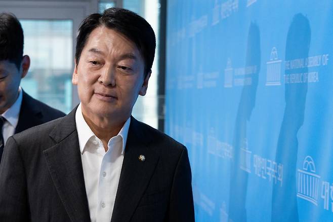 안철수 국민의힘 혁신위원장이 7일 서울 여의도 국회 소통관에서 기자회견을 열고 혁신위원장 사퇴 및 전당대회 출마를 밝힌 후 기자회견장을 나서고 있다. 2025.7.7. 뉴스1