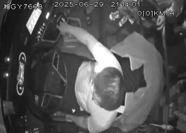 지난달 29일 중국의 한 고속도로에서 한국인 단체 관광객과 가이드가 탄 버스를 운전하던 운전기사 샤오보가 뇌출혈로 의식을 잃어가는 상황에서 차를 멈춰 세우고 있다.(지무뉴스 갈무리)