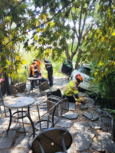 경기 고양사 덕양구의 한 카페에서 발생한 차량 돌진 사고. [소방 당국 제공]