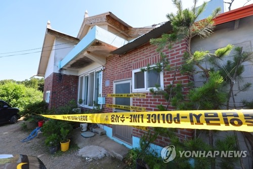 부모와 형 일가족 3명이 살해된 경기 김포 한 주택 앞에 11일 폴리스라인이 설치돼 있다. 경기 김포경찰서는 살인 혐의로 30대 A씨를 붙잡아 조사 중이라고 11일 밝혔다. A씨는 전날 오전 김포시 한 단독주택에서 60∼70대 부모와 30대 형 등 일가족 3명을 흉기로 살해한 혐의를 받고 있다. [김포=연합뉴스]